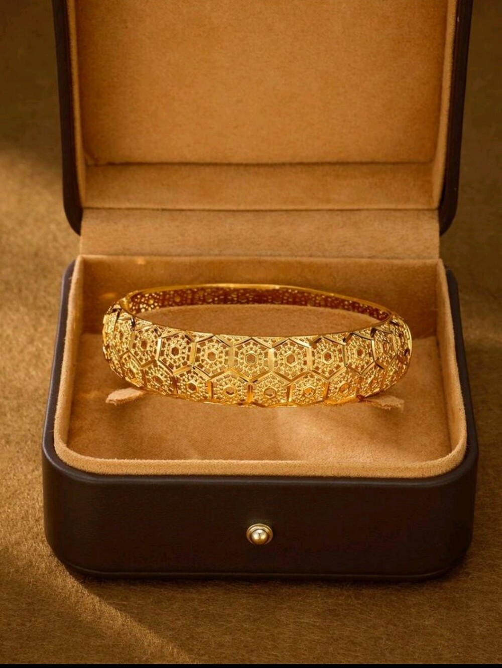 BRAND NEW ** Elegant Gold Filigree Women's Bangle Bracelet